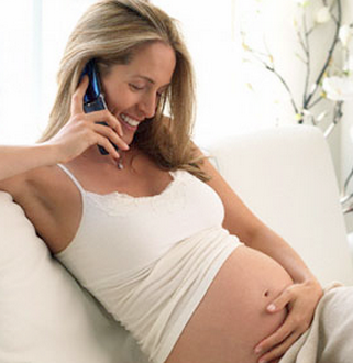 grávida ao telefone