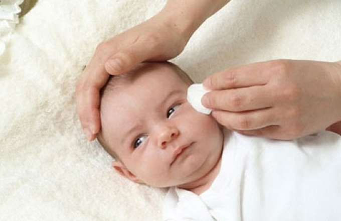 limpeza dos olhos do bebê limpeza dos olhos do bebê